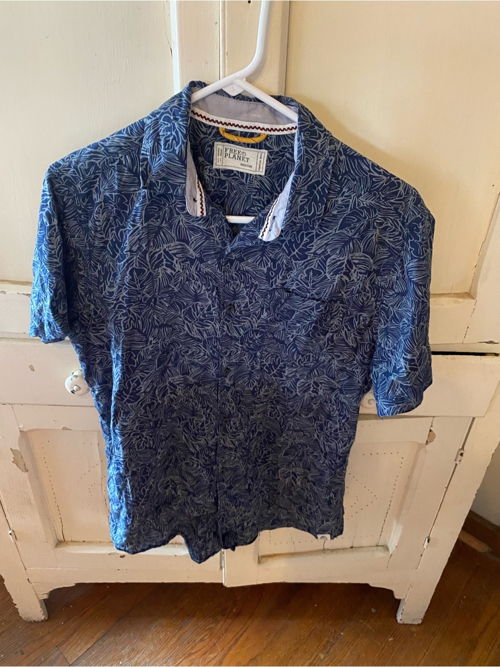 Free Planet Men’s Navy Blue Leaf-Print Button Down Polo